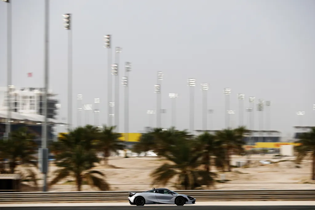Forma-1, Bahreini Nagydíj, Pirelli Hot Laps, McLaren 720S 