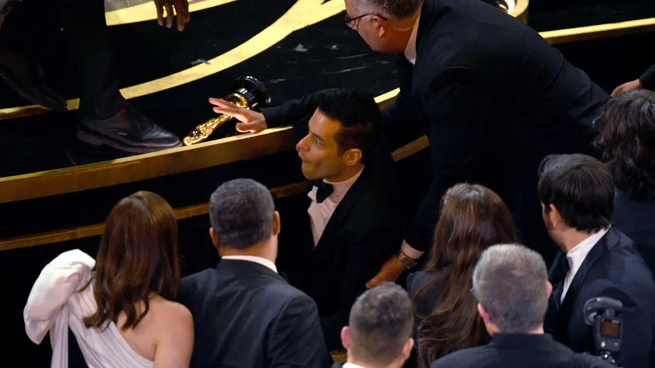 Oscar 2019: Rami Malek leesett a színpadról, miután átvette díját - Fotó 