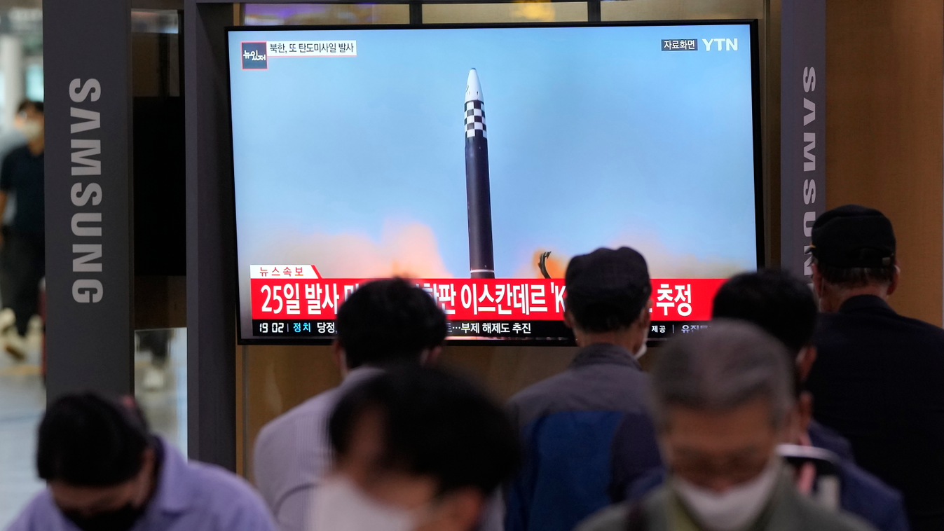 HARRIS, Kamala Szöul, 2022. szeptember 28.
Észak-koreai rakétakilövésről szóló tudósítást néznek az emberek a szöuli főpályaudvaron 2022. szeptember 28-án. A dél-koreai vezérkari főnökség tájékoztatása Észak-Korea két, rövid hatótávolságú ballisztikus rak