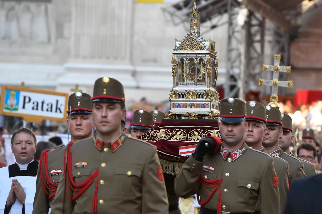 ereklye Foglalkozás katona koronaőr körmenet résztvevő SZEMÉLY 