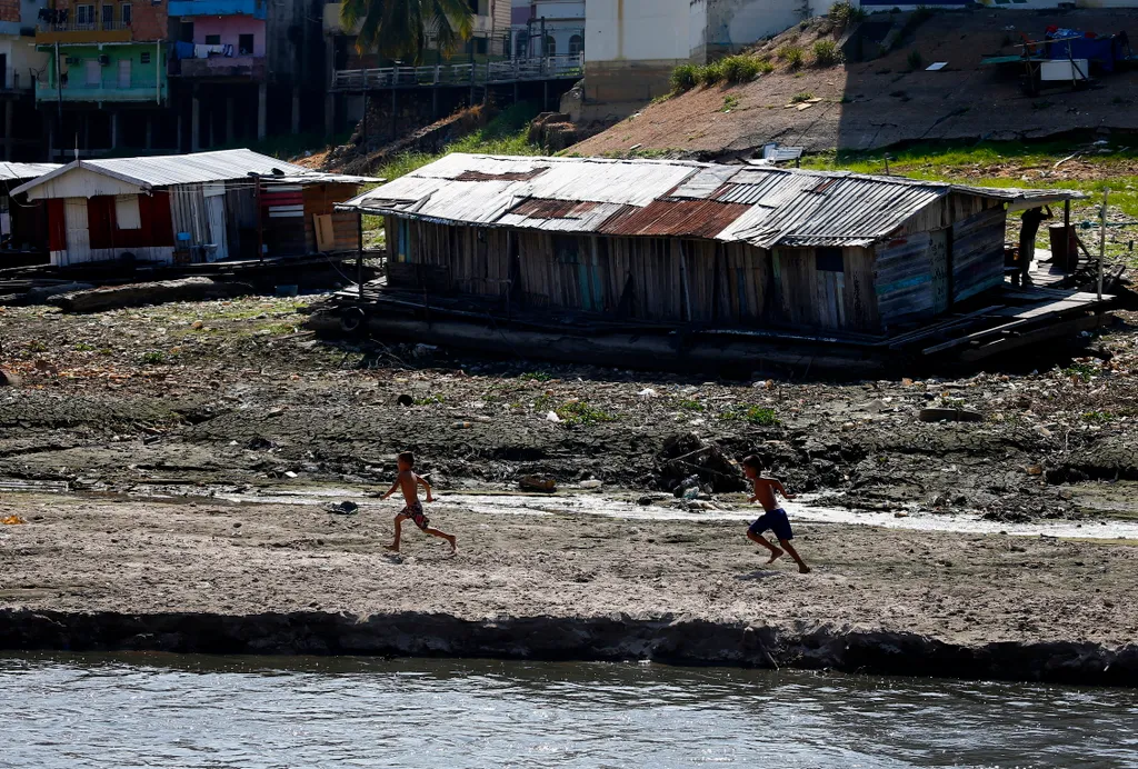 Aszály Brazília kiszáradt Rio Negro folyó  előtt a csaknem teljesen kiszáradt Rio Negro folyó szeméttel borított medrében, Manaus városban 2023. szeptember 26-án.
MTI/AP/Edmar Barros 