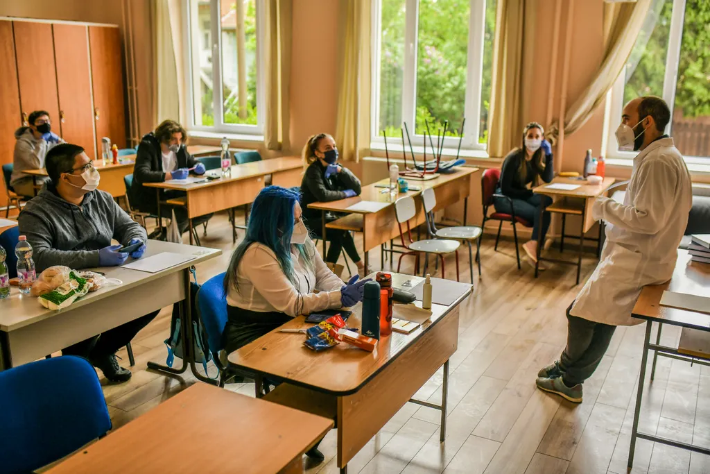 érettségi 2021, gimnázium, magyar érettségi, maszk, koronavírus, diák, tanuló, kesztyű, tanterem 