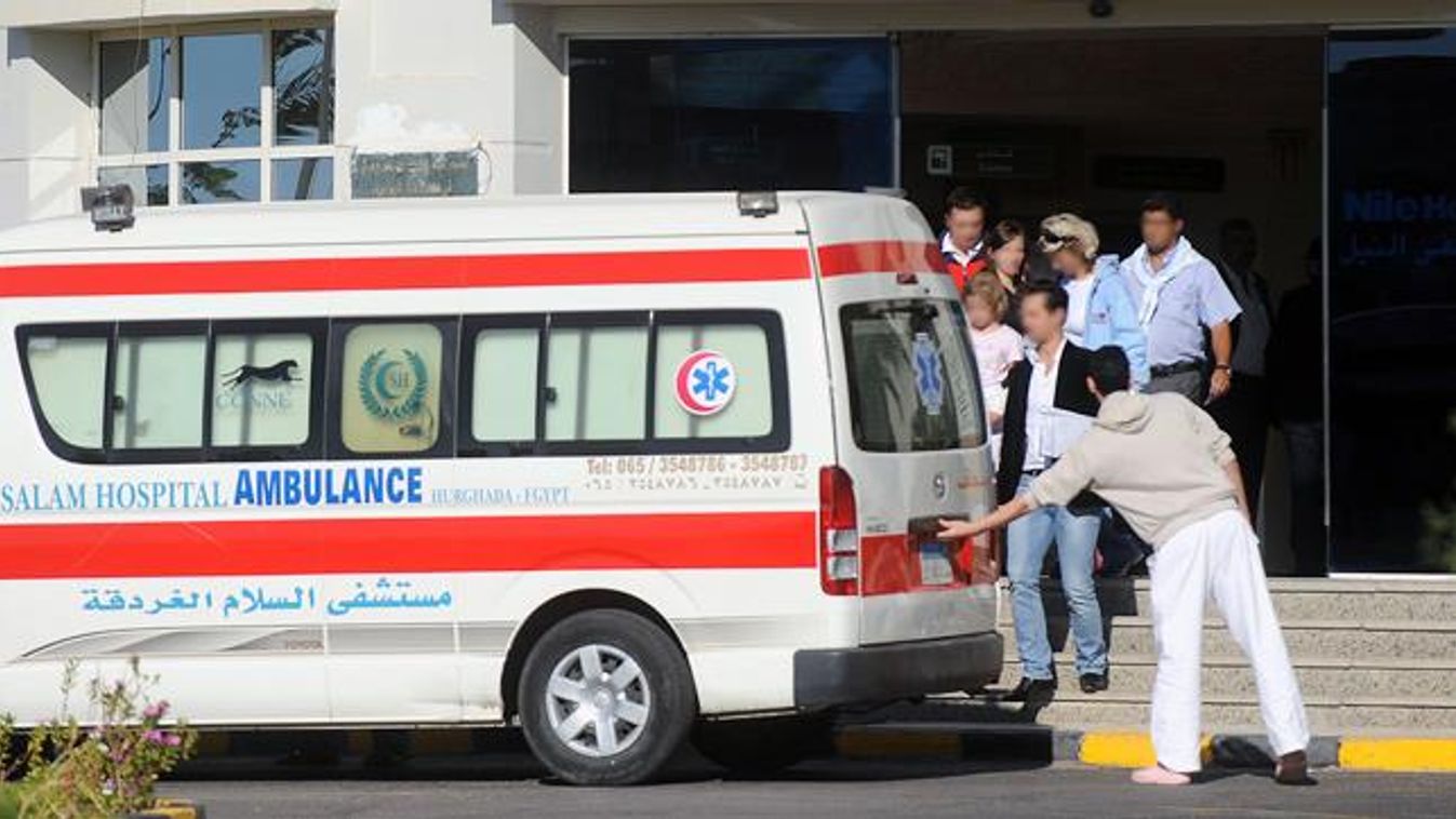 A 2011. november 6-án este az egyiptomi Hurghadában történt tragikus buszbaleset nyolc sérültje hagyja el a városban található Nile kórházat 