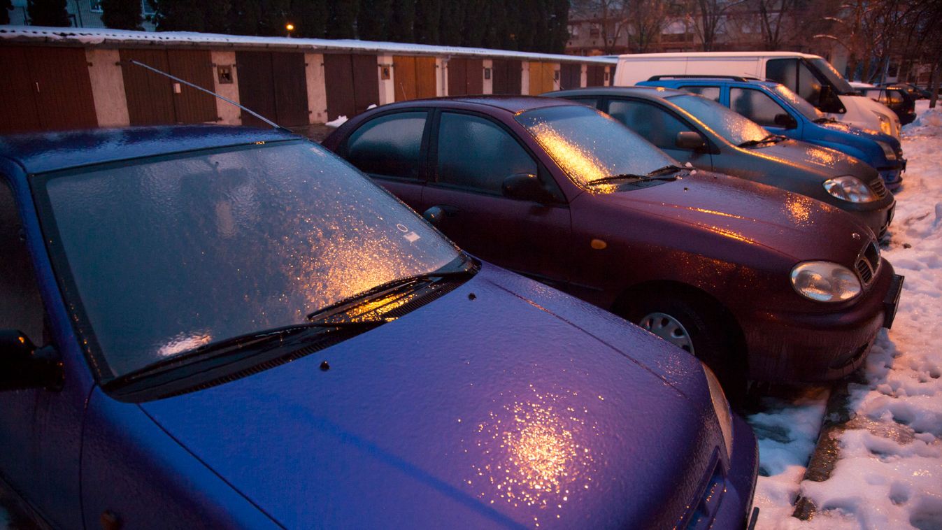 Az ónos eső miatt jégpáncél borítja a parkoló autókat Nagykanizsán 2014. február 2-án 