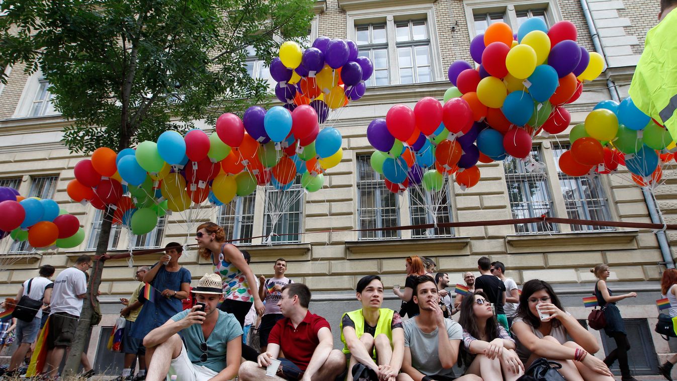 Résztvevők gyülekeznek a 19. Budapest Pride, a leszbikus, meleg, biszexuális, transznemű és queer (LMBTQ) közösség fesztiváljának felvonulása előtt Budapesten, az Alkotmány utcában 2014. július 5-én.
MTI Fotó: Szigetváry Zsolt 