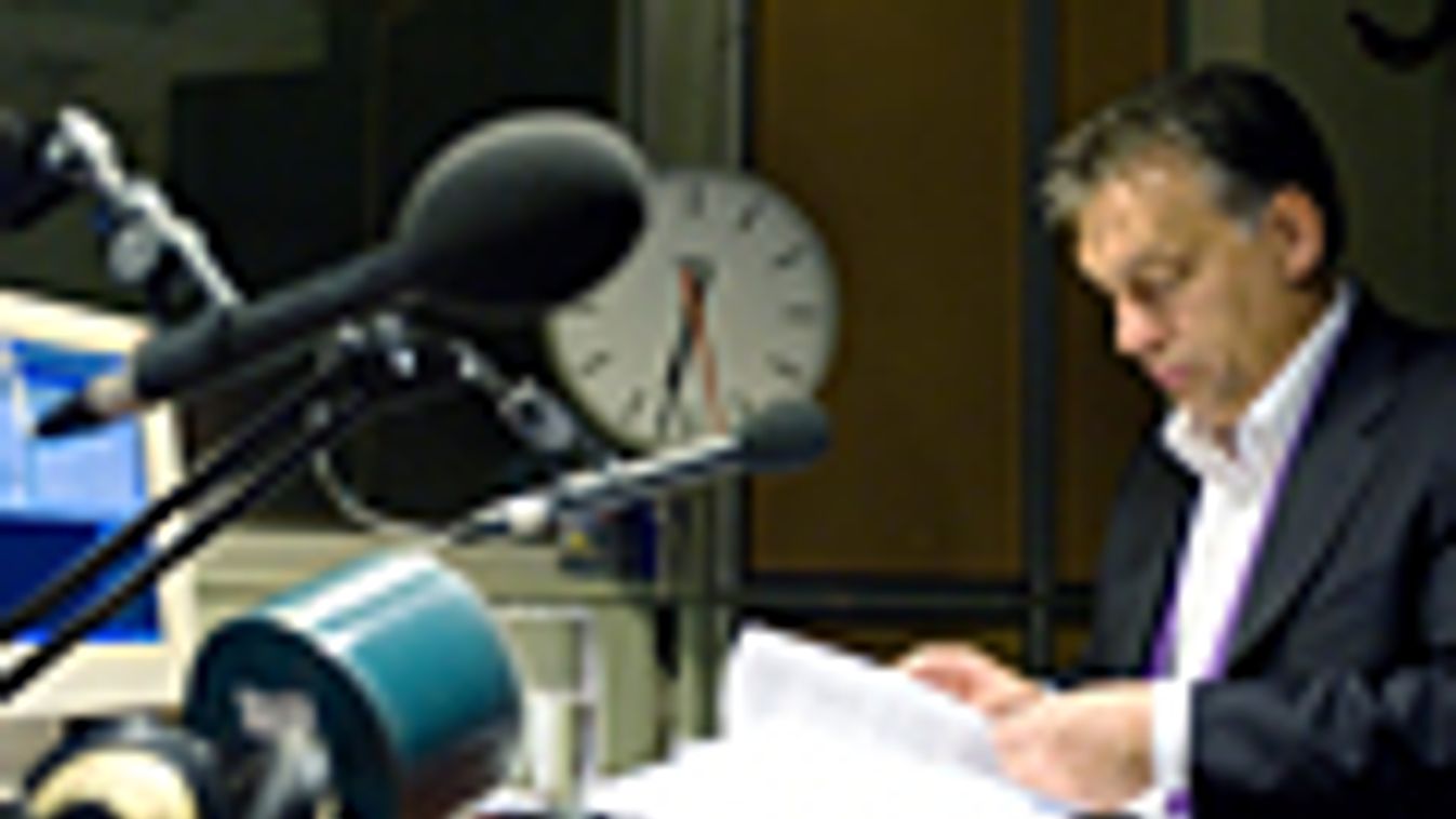 Orbán Viktor miniszterelnök élő adásban interjút ad a Magyar Rádió stúdiójában, az MR1-Kossuth Rádió 180 perc című műsorában