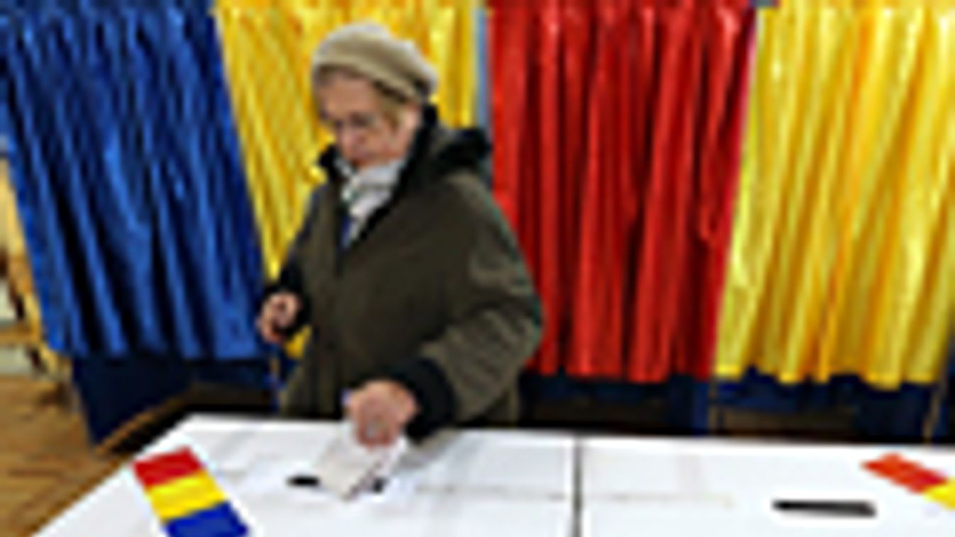 románia, választások, egy 
Egy nő a szavazólappal a kezében elhagyja a szavazófülkét egy bukaresti szavazóhelyiségben a román parlamenti választások napján