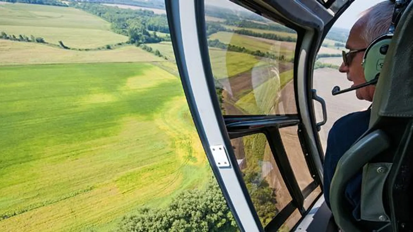 parlagfű, Pongrácz Attila, a Győr-Moson-Sopron  megyei Növényvédelmi Hatóság igazgatója helikopterről parlagfű-felderítést végez Kóny határában 