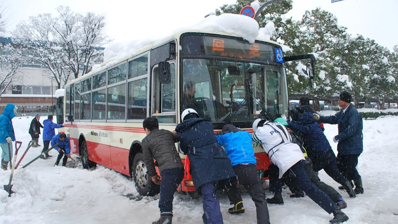 Horizontal People push a bus stuck in the heavy snow in Tottori, western Japan, on January 24, 2017.
Heavy snow hit western Japan, leaving some 100 cars stranded on January 24, prompting the Tottori prefecture governor to request help from the military. /