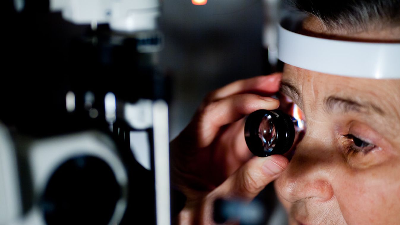 vizsgálat,szemészet,szem A Nemzeti Erőforrás Minisztérium Egészségügyért Felelős Államtitkársága népegészségügyi kampányt indít „Tiszta látásért” címmel. Ezt Szócska Miklós államtitkár a Látás világnapja alkalmából a Semmelweis Egyetem Szemészeti Klinikáj