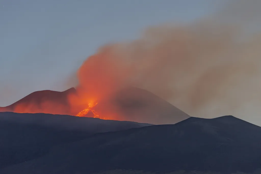 Izzó lávát lövell ki magából az Etna tűzhányó Eruption at Mount Etna eruption,Etna,volcano Horizontal 