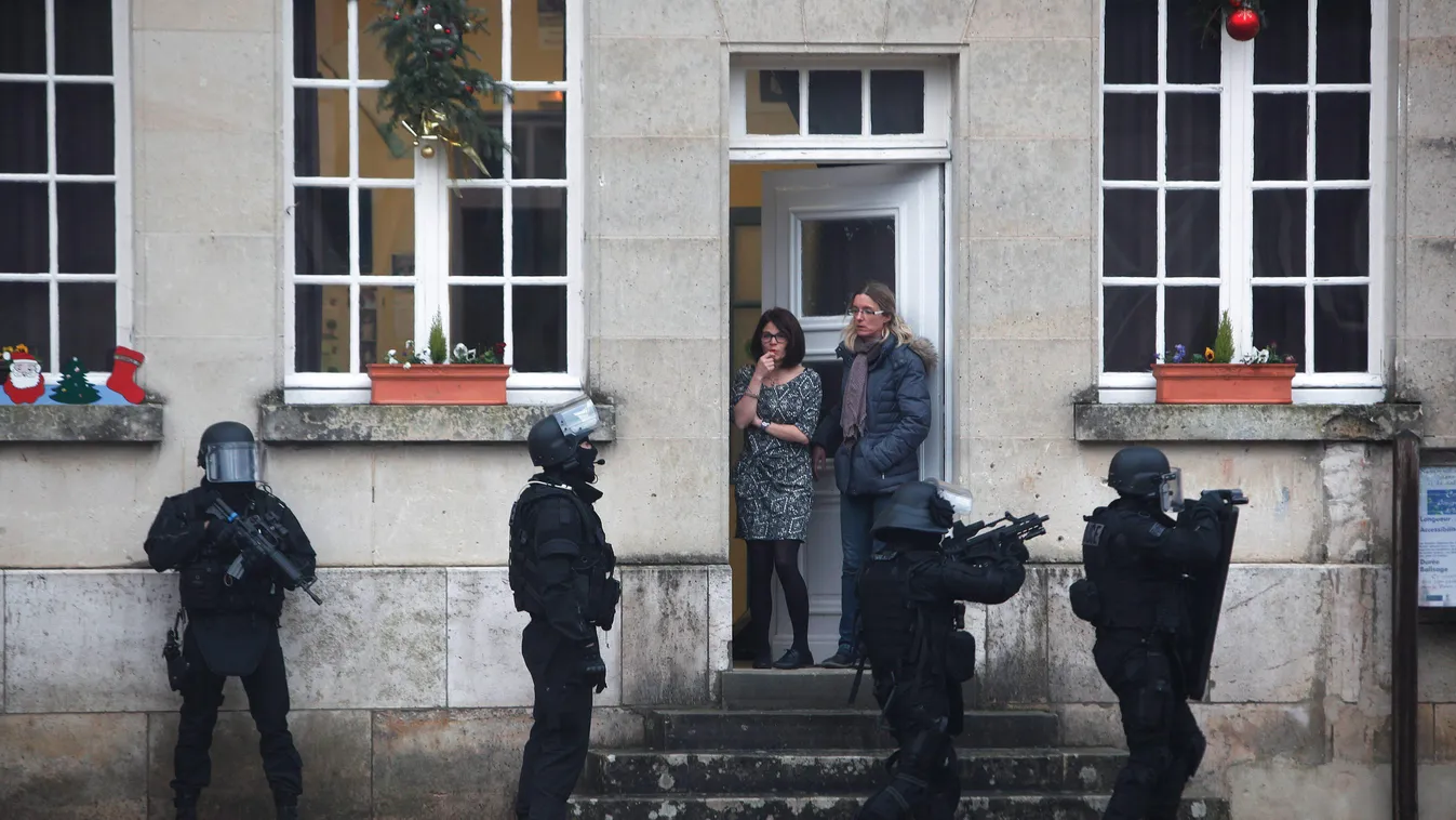 Francia rendőrök a tettesek után kutatnak 