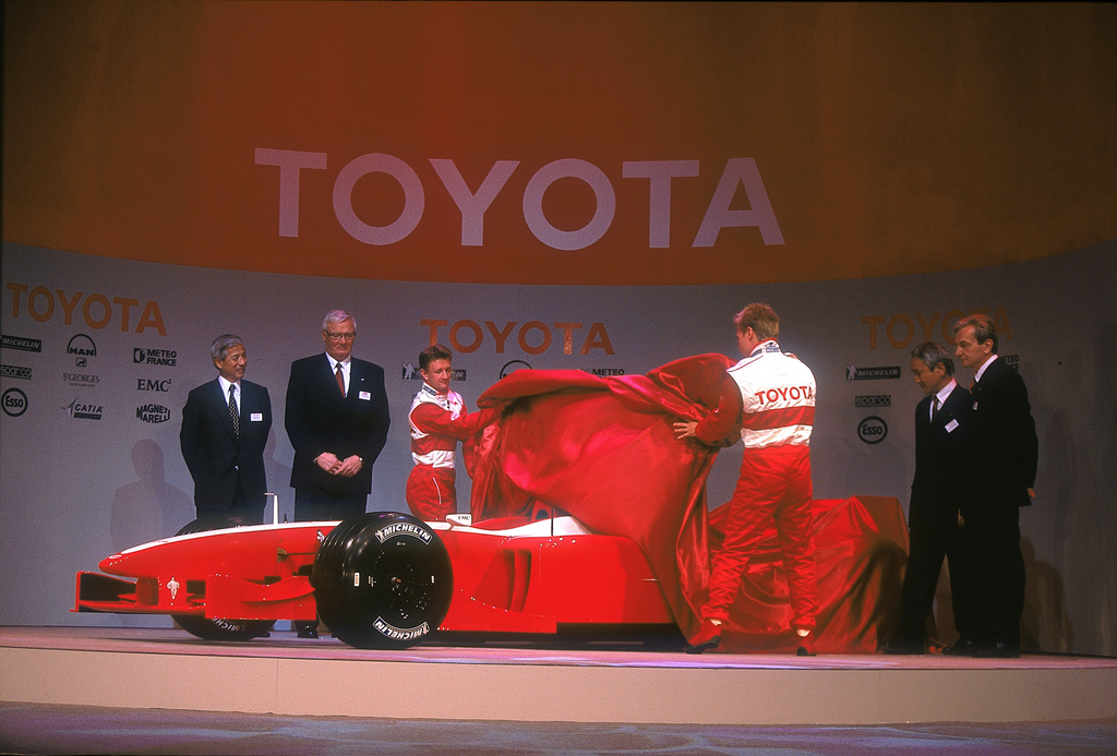 Forma-1, Allan McNish, Mika Salo, Toyota, Paul Ricard 2001 bemutató 