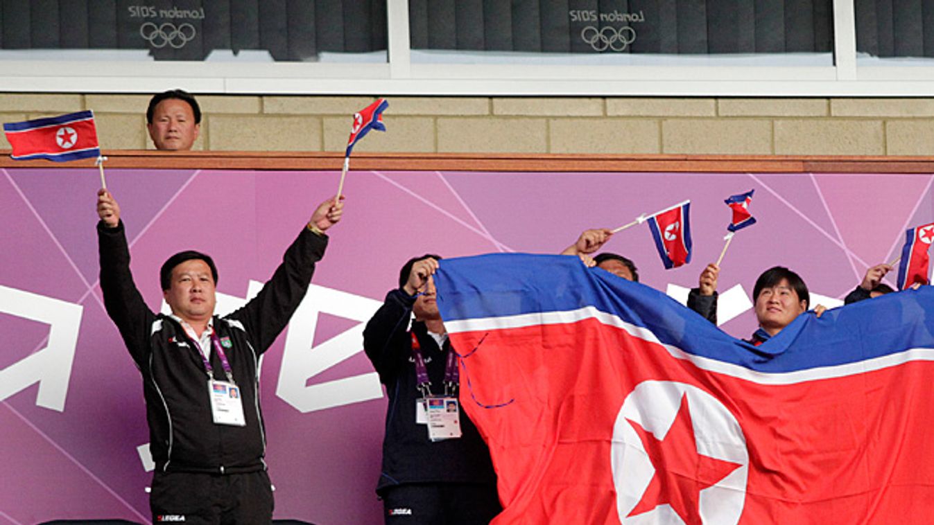 olimpia, london 2012, -2 nap, női foci, Észak-Korea-Kolumbia meccs, Észak-Koreai szurkolók