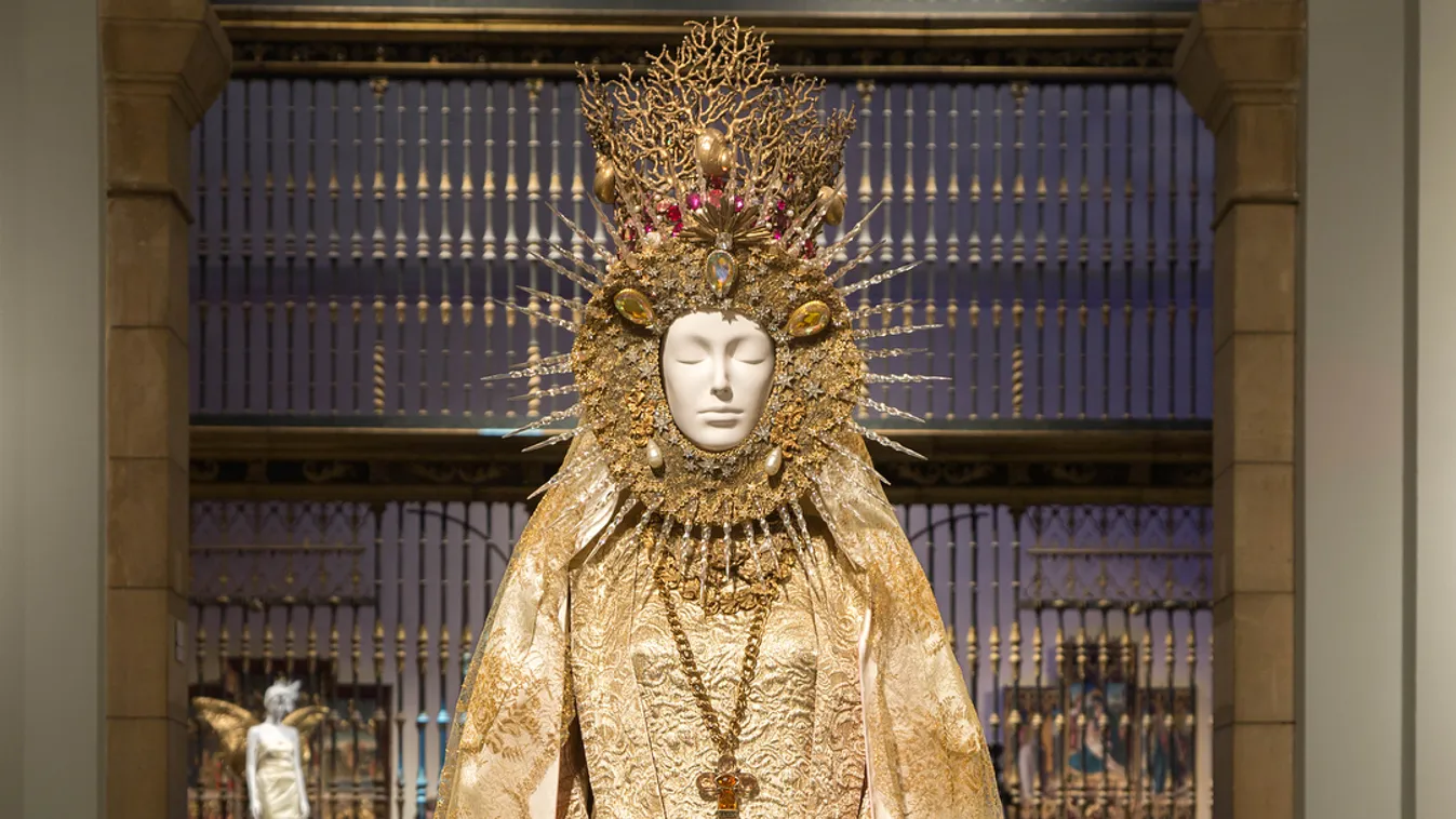 Met Múzeum Heavenly Bodies: Fashion and the Catholic Imagination 