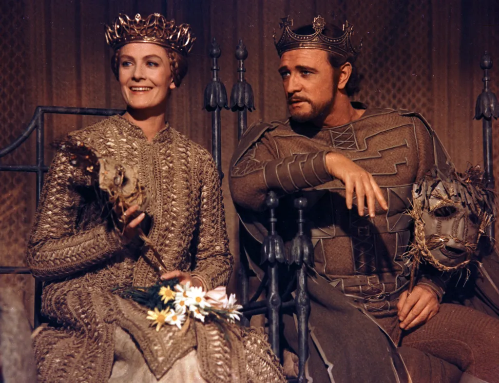 Camelot (1967) USA Cinema roi Arthur King Arthur couronne masque fleur gueničvre Guenevere Horizontal CROWN MASK FLOWER 