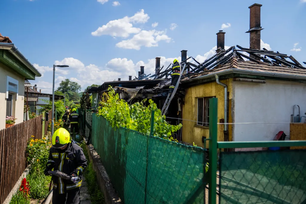 Tűz, 9.kerület, IX. kerület, Füleki út, Füleki úti lakótelep, Tűz az Füleki úti lakótelepen, 2022.06.26. 