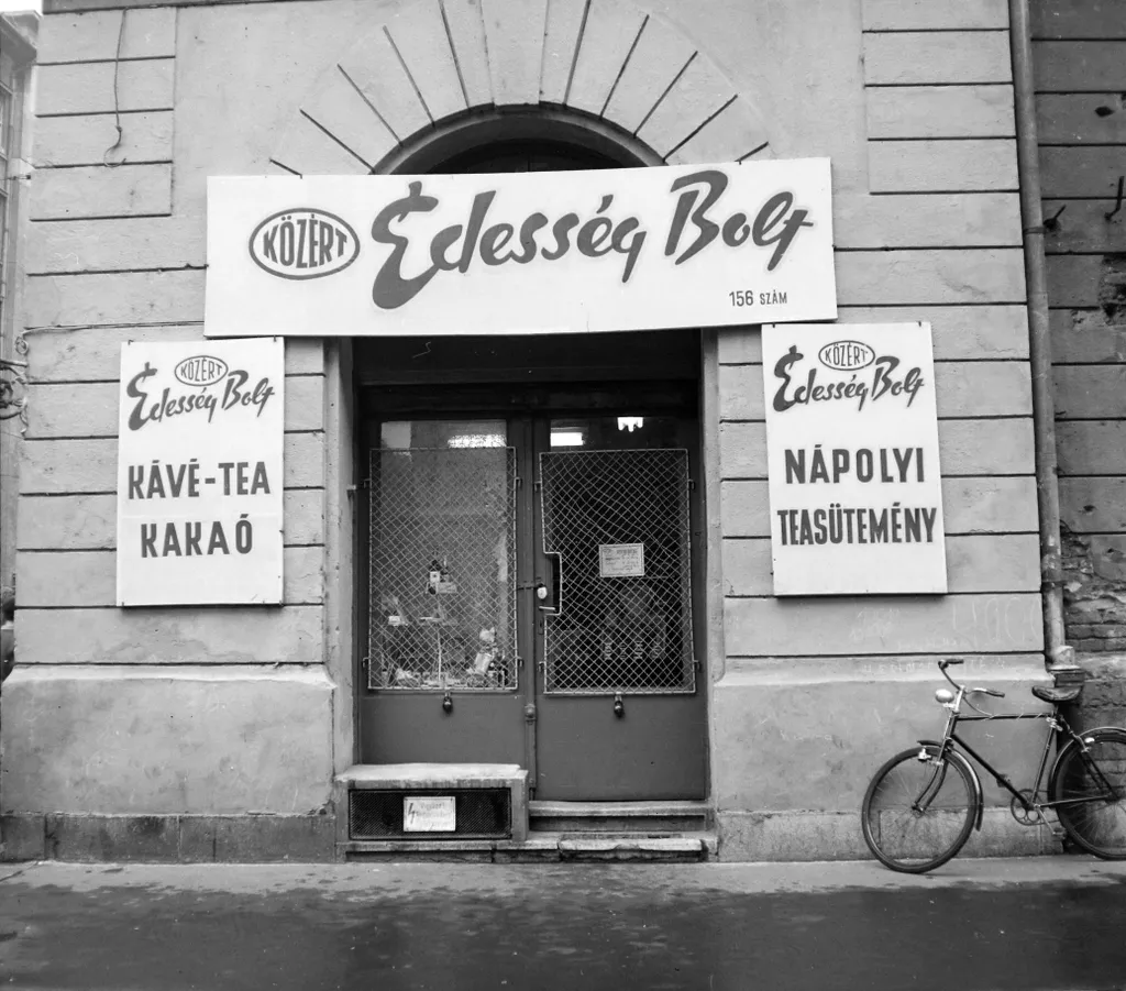 közért 1963, Péterfy Sándor utca 22., balra a Bethlen Gábor utca sarok. 