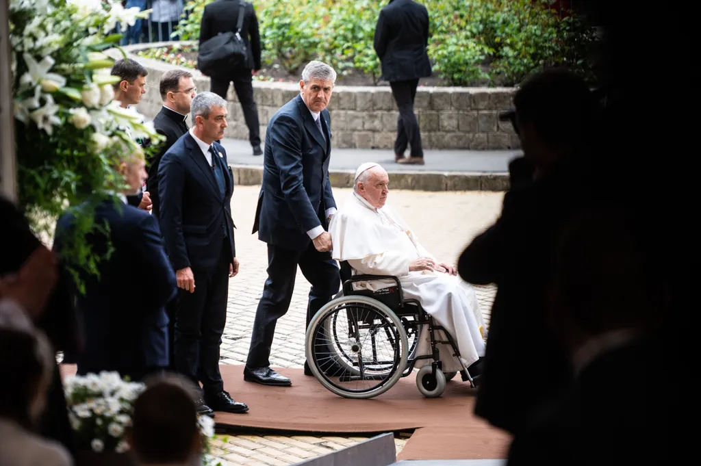 ÚJ NAGY KÉPEK Ferencpápa2023, Ferenc pápa, pápalátogatás, háromnapos apostoli látogatás, Ferenc pápa magyarországi látogatása, Magyarország, péntek, 2023, Árpád-házi Szent Erzsébet-templom, Rózsák tere, 