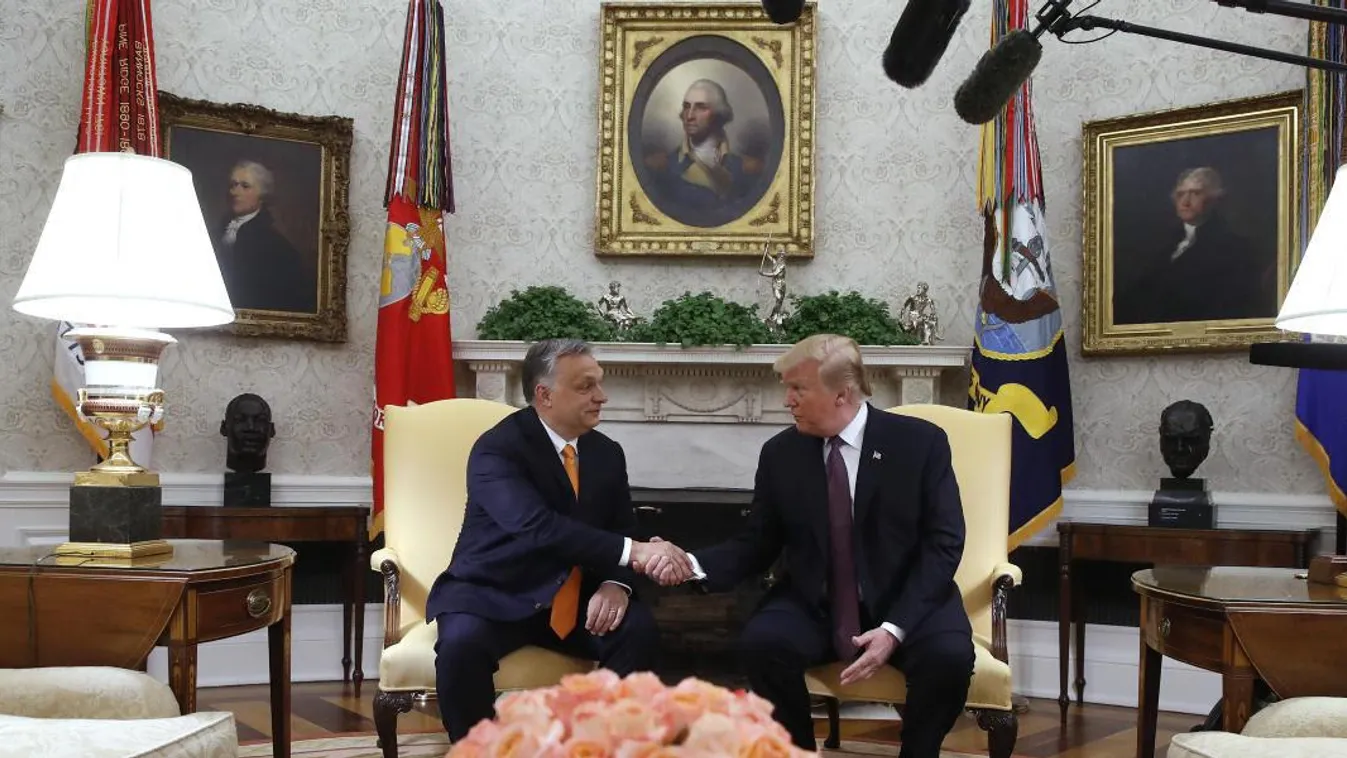 Donald Trump amerikai elnök (j) és Orbán Viktor miniszterelnök kezet fog megbeszélésükön a washingtoni Fehér Ház Ovális irodájában 2019. május 13-án. 