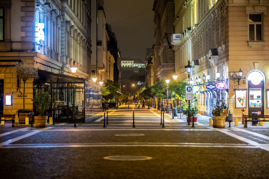 koronavírus, kijárási tilalom, kijárási, korlátozás, Budapest, este, üres utca 