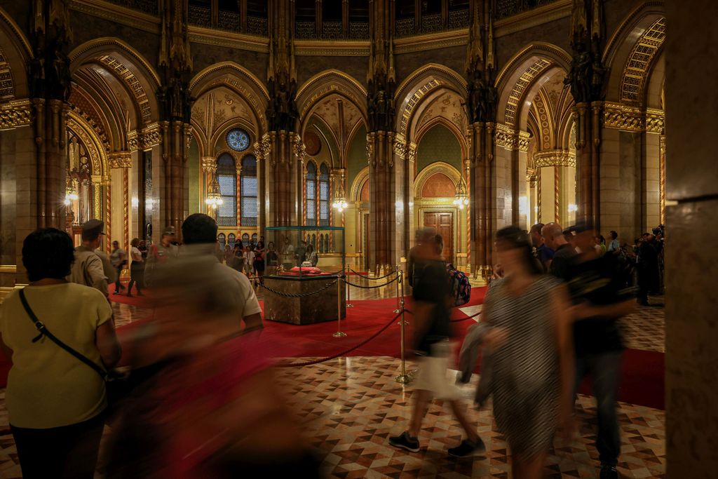 Szent korona látogatás a Parlamentben 2022. augusztus 20., szent korona, parlament, kiállítás 