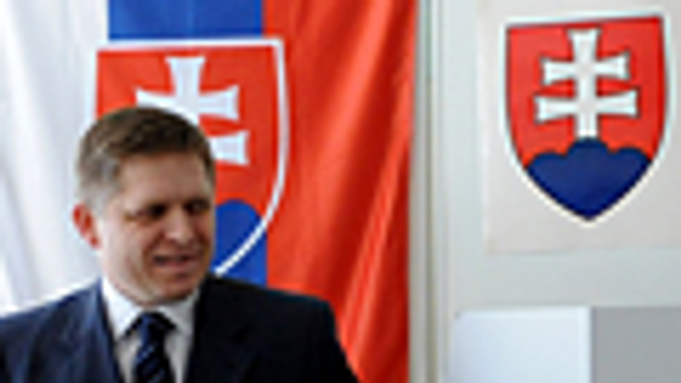 szlovákia, választások, Robert FICO, a legerősebb szlovákiai ellenzéki párt, a baloldali Irány - Szociáldemokrácia (Smer-SD) vezetője, volt szlovák miniszterelnök szavazata leadására készül az előre hozott parlamenti választásokon Pozsonyban
