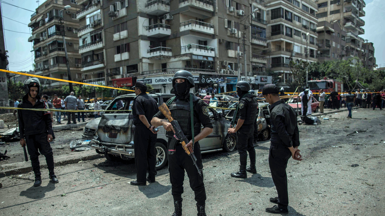Kairó, 2015. június 29.
Egyiptomi rendőrök annak a kairói merényletnek a helyszínén, ahol a Gizai Népi Ellenállás nevű, kevéssé ismert csoport robbantást követett el Hisám Barakat egyiptomi főügyész autóoszlopa ellen 2015. június 29-én. A főügyész később 