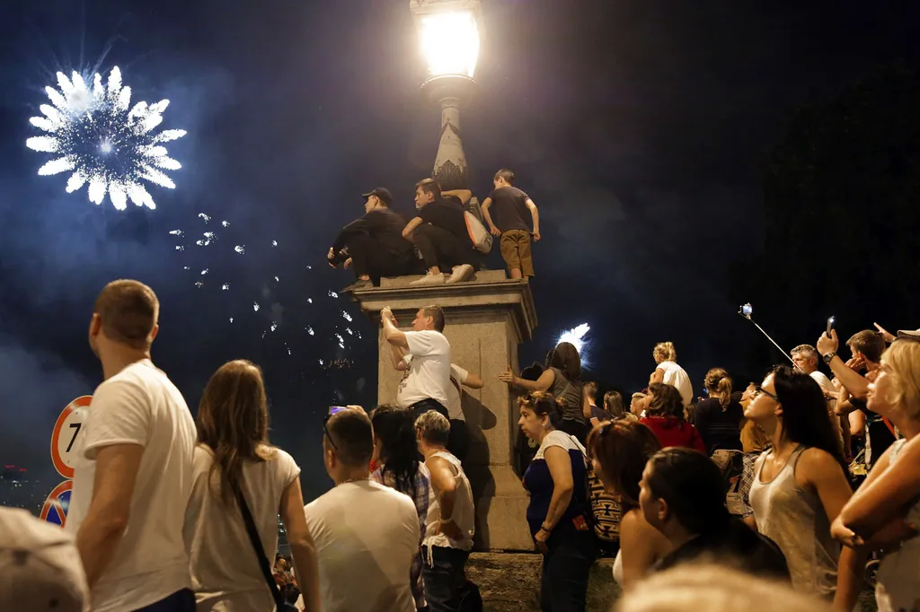 augusztus 20, nemzeti ünnep, tűzijáték 2016 látványos tűzijátékkal ért véget az augusztus 20-i nemzeti ünnep rendezvénysorozata látványos tűzijátékkal ért véget az augusztus 20-i nemzet Augusztus 20 tüzijáték és rákészülés a Lánchid és Erzsébet hid közt 