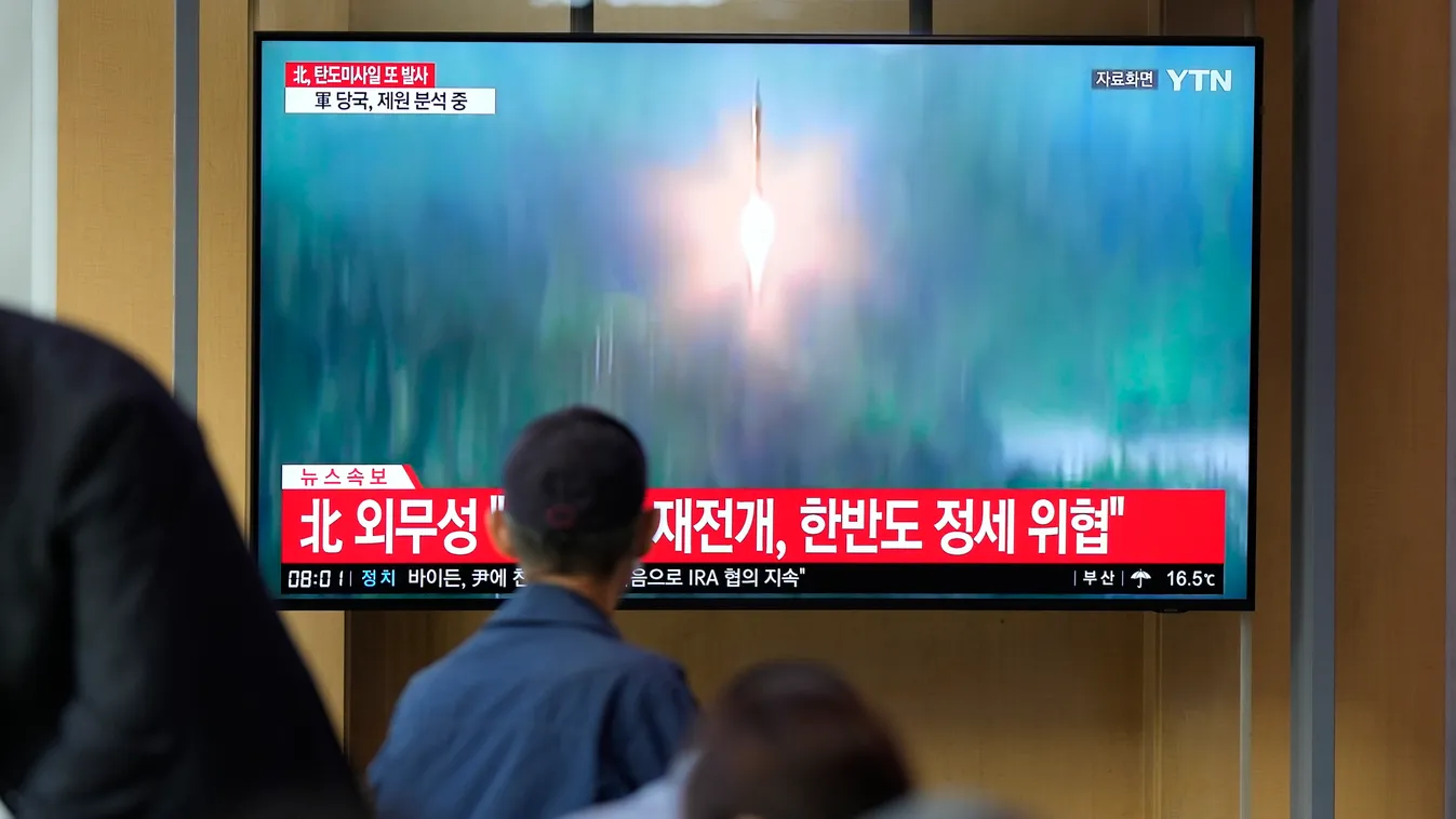 Észak-koreai rakétatesztről szóló híradást néznek utasok a szöuli főpályaudvaron. 