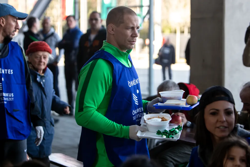 Fradi-sztárok ételosztás Fradi-sztárok tartanak ételosztást a Groupama Aréna előtt rászorulóknak 