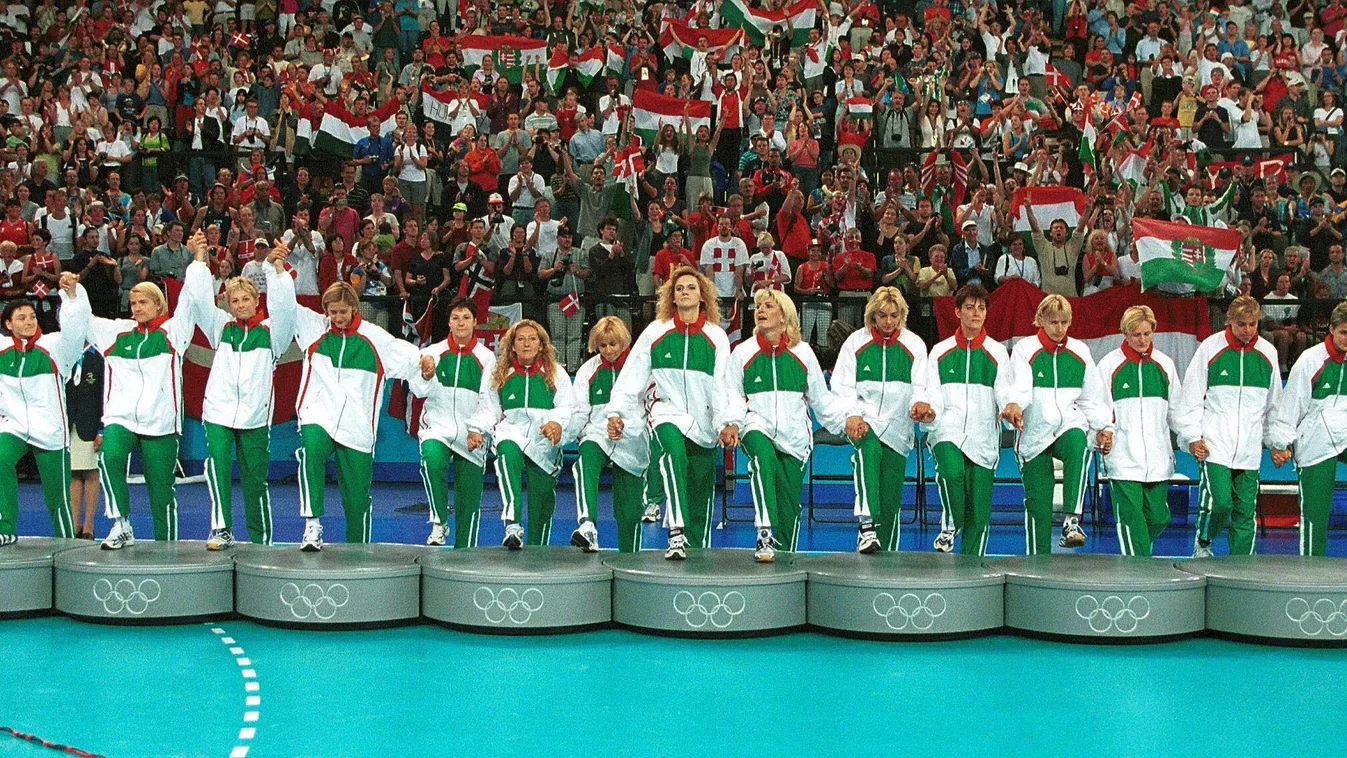 - eredményhirdetés pódium csoportkép csapatkép Sydney, 2000. október 1.
Az ezüstérmes magyar női kéziilabda-válogatott tagjai  fellépnek a pódiumra, miután a sydneyi olimpiai játékok női kézilabda-tornájának döntőjében 31-27 arányú vereséget szenvedtek a 
