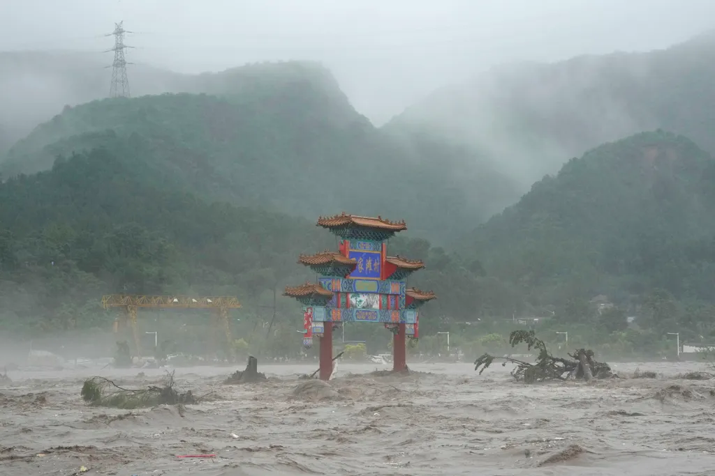 halálos áldozat peking esőzés Doksuri tájfun
A Doksuri tájfun okozta árvíz pusztít a nyugat-pekingi Mentugu kerületben 2023. augusztus 1-jén. A hatóságok közlése szerint a kínai fővárosban már 11 halálos áldozata van a heves esőzéseknek és 27 ember tűnt e