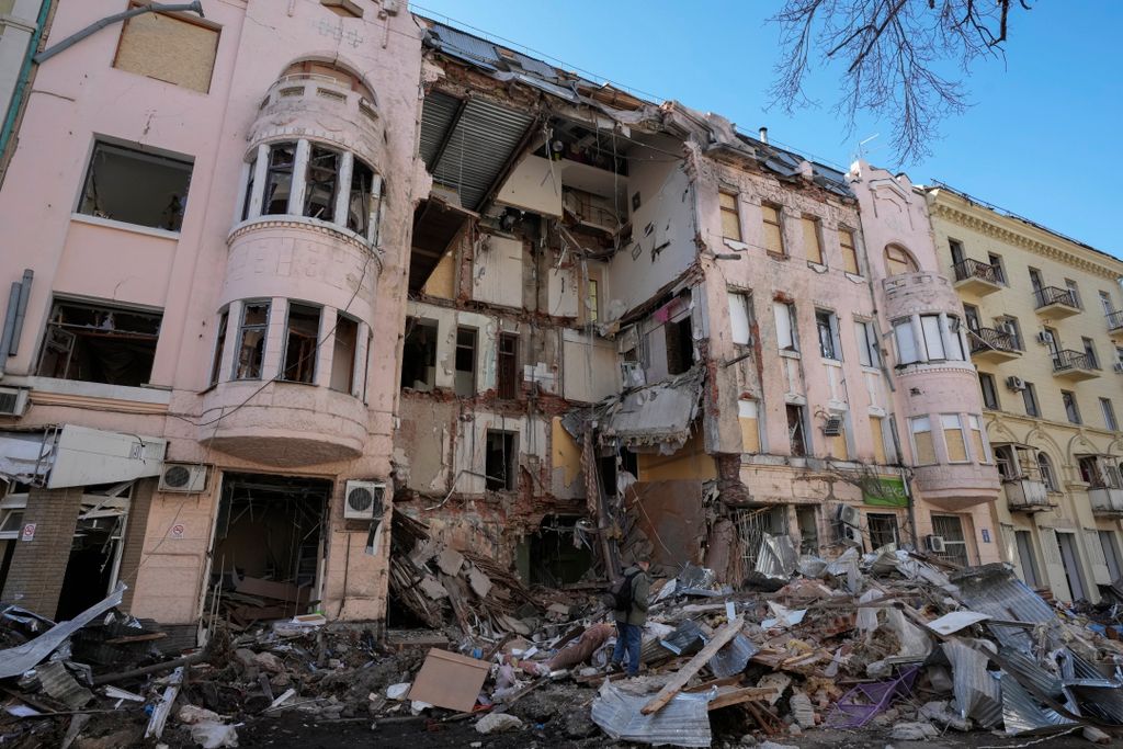 Ukrán válság 2022, ukrán, orosz, háború, orosz-ukrán háború, ukrán konfliktus, megsemmisült, lakóház, légicsapás, bombázás, támadás, Kijev, Ukrajna 