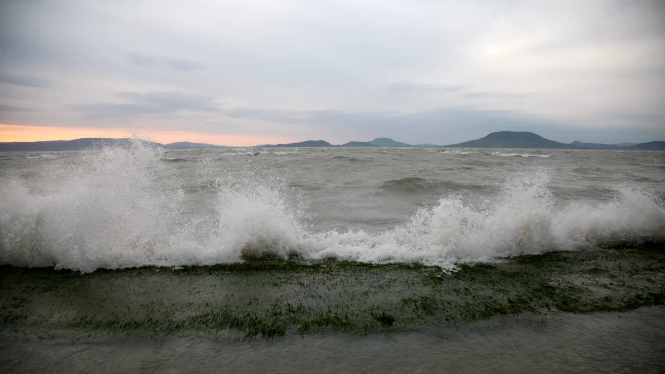 A partfalat csapkodják a hullámok a balatonfenyvesi szabadstrandon, ahol az erős északi szél miatt kiöntött a Balaton vize 2014. május 14-én. vihar, időjárás, yvette 