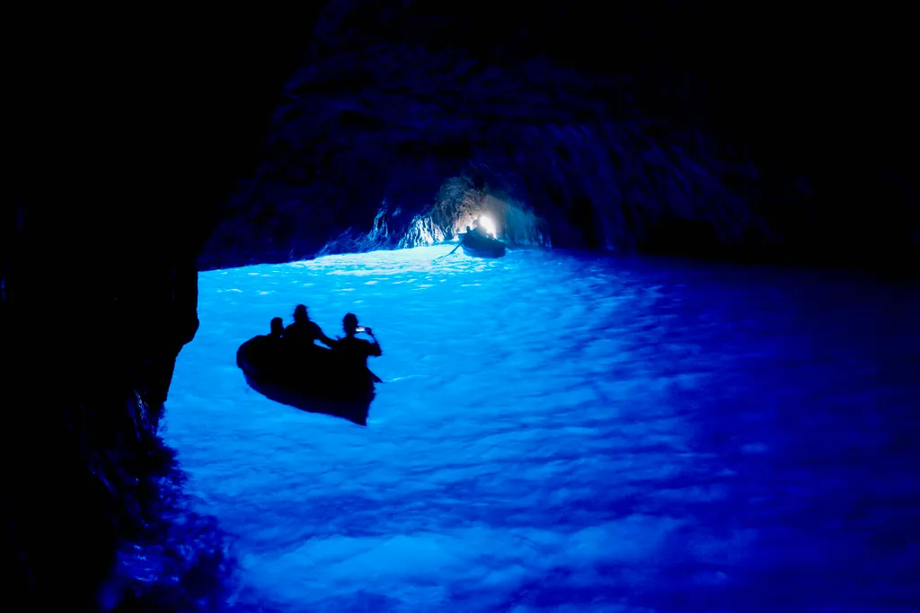 BOATS OUTSIDE ANA ISLANDS GROTTO ONLYWORLD ITALY SOUTHERN EUROPE SOUTHERN ITALY CAMPANIA CAPRI BARQUE AMALFITAN COAST EU Horizontal BLUE COLOUR CAST SEA ISLAND SMALL BOAT EUROPE 