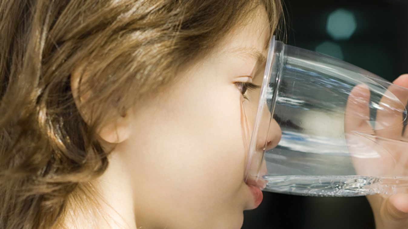 mennyit igyon a gyerek hőségben, pohárból ivó gyerek