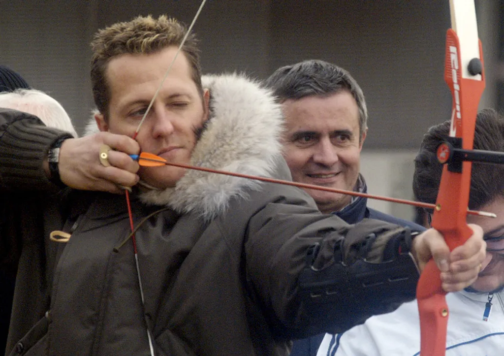 Schumacher az íjászatot gyakorolja Ferraris csapattársaival a fioranoi versenypályán 2005-ben