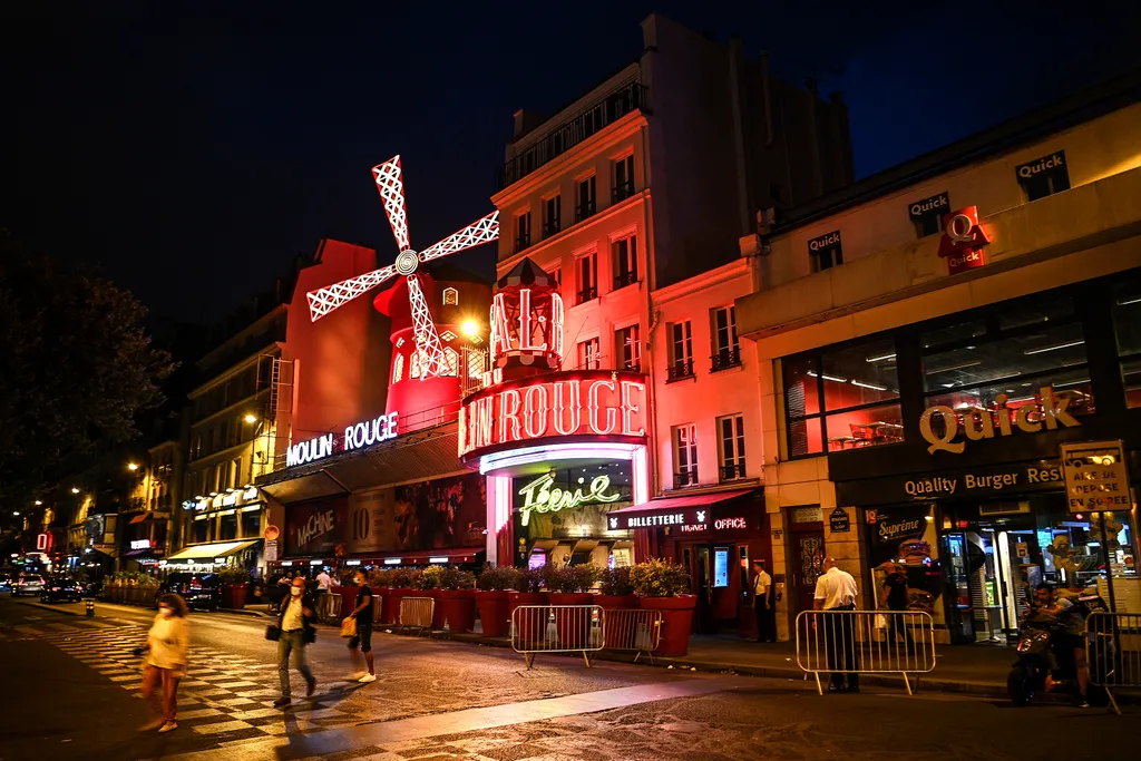 Újra megnyílik Párizs híres burleszkhelye, a Moulin Rouge - galéria 