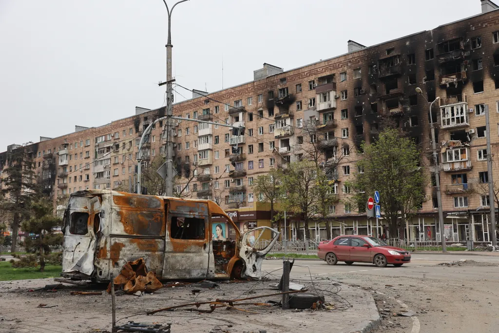 Ukrán válság 2022, orosz, ukrán, háború, Ukrajna, Mariupol, romok, romos, lakóépület, ház, épület, autó, roncs 