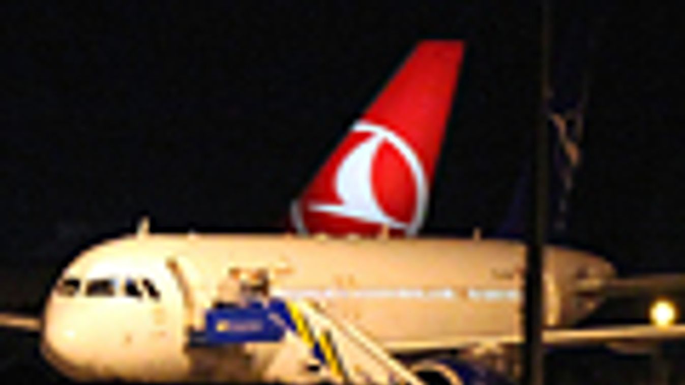 A török légierő által leszállásra kényszerített szíriai utasszállító repülőgép vesztegel az ankarai repülőtéren 2012. október 10-én