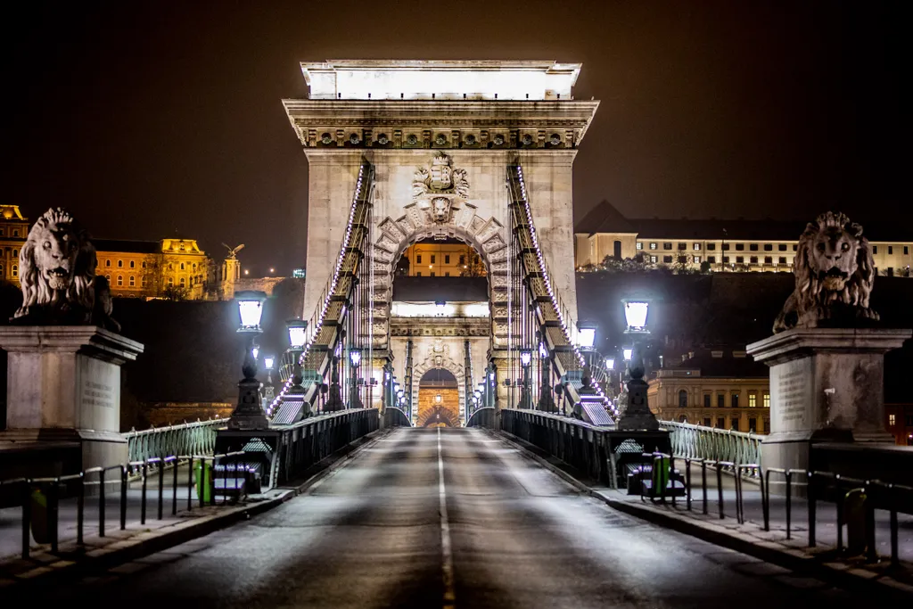 koronavírus, kijárási tilalom, kijárási, korlátozás, Budapest, este, Lánchíd 