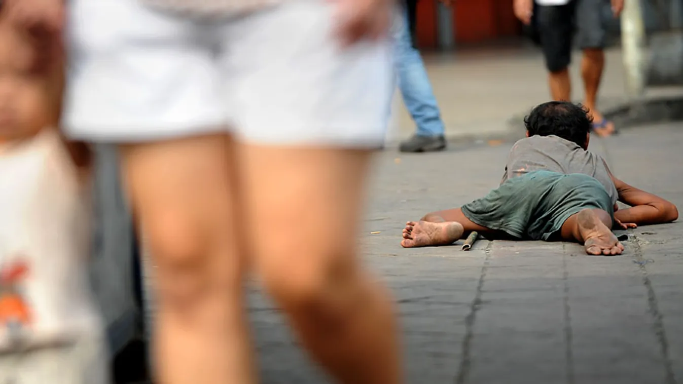 Miért vagyunk közönyösek, a járókelők egy földön fekvő embert kerülgetnek Manilában