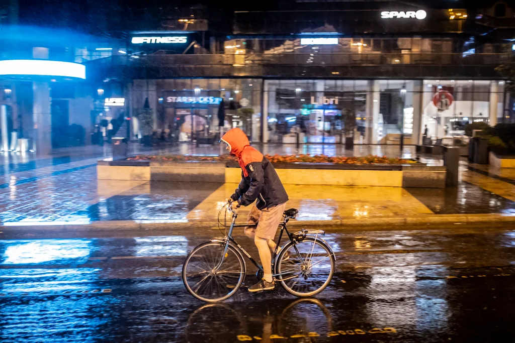 Vihar, viharfelhő, felhőszakadás, eső, időjárás, 2023. 06. 23. Budapest, Nyugati Pályaudvar 