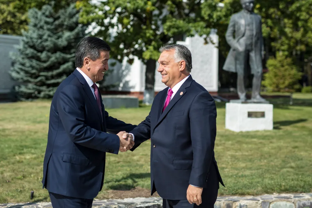 Csolpon-Ata, 2018. szeptember 3.
A Miniszterelnöki Sajtóiroda által közreadott képen Szooronbaj Zseenbekov kirgiz elnök (b) fogadja Orbán Viktor miniszterelnököt a türk nyelvű államok együttműködési tanácsának VI. ülése előtt a kirgizisztáni Csolpon-Atába
