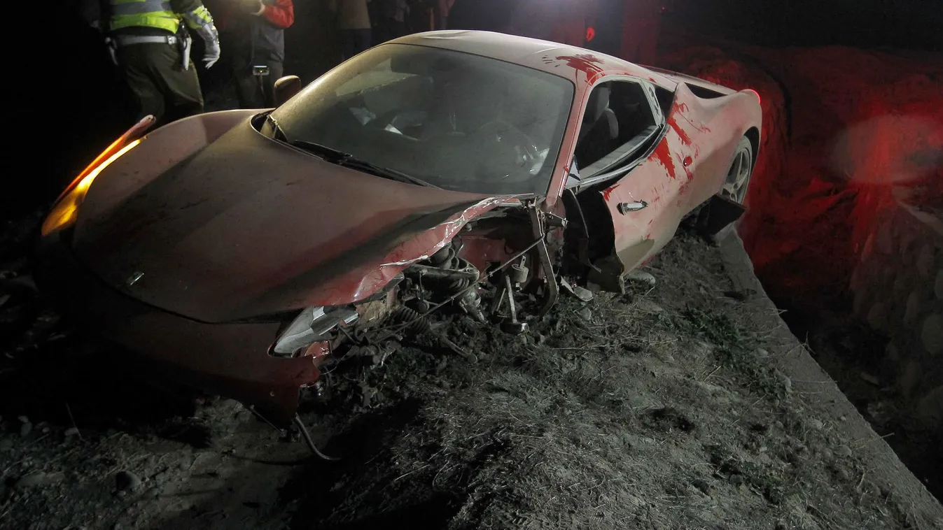 Arturo Vidal Ferrari sportautója a chilei válogatott focista autóbalesete után 