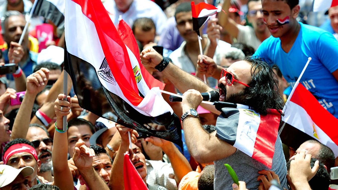 Egyiptom, Alexandria, Mohamed Murszi iszlamista egyiptomi elnök ellen tiltakozna, tüntetés