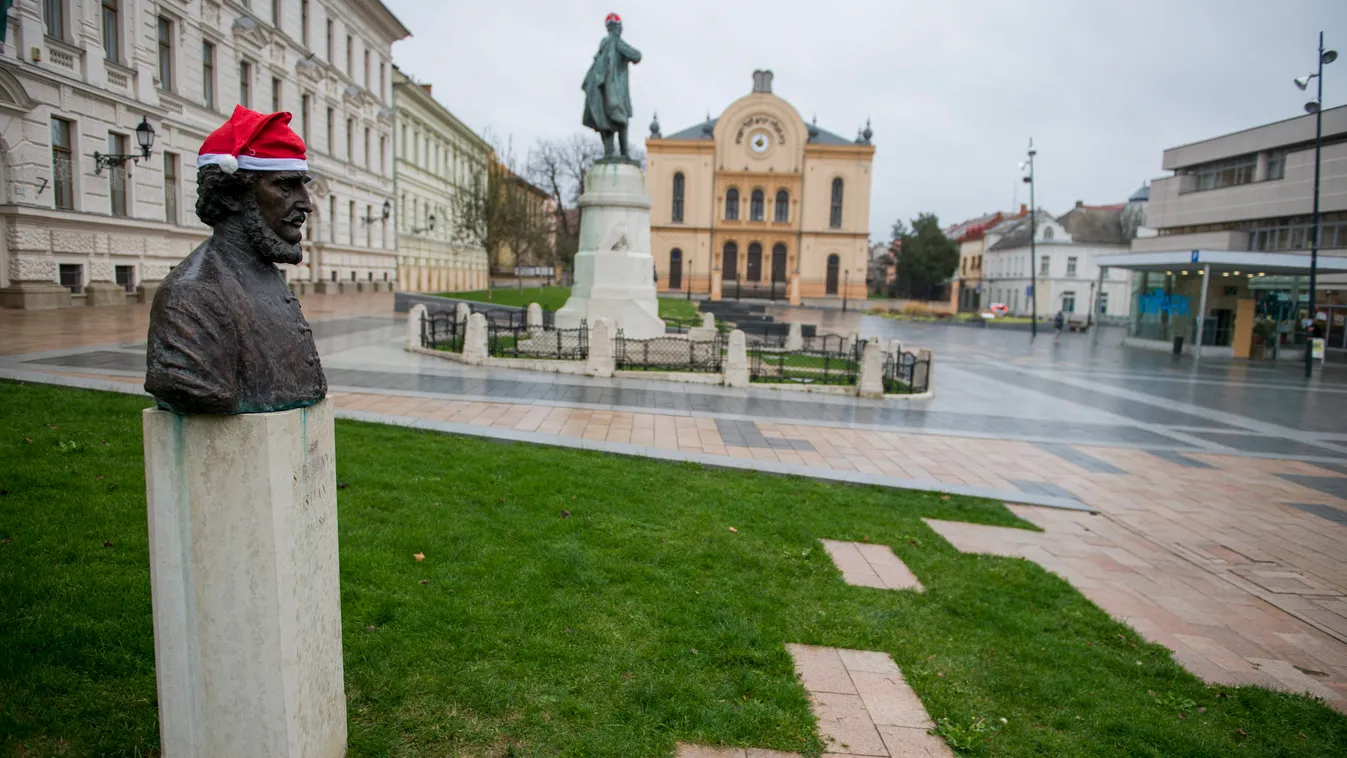 Mikulás-sapka, szobor, Pécs, „Mikulás-sapka kommandó” 