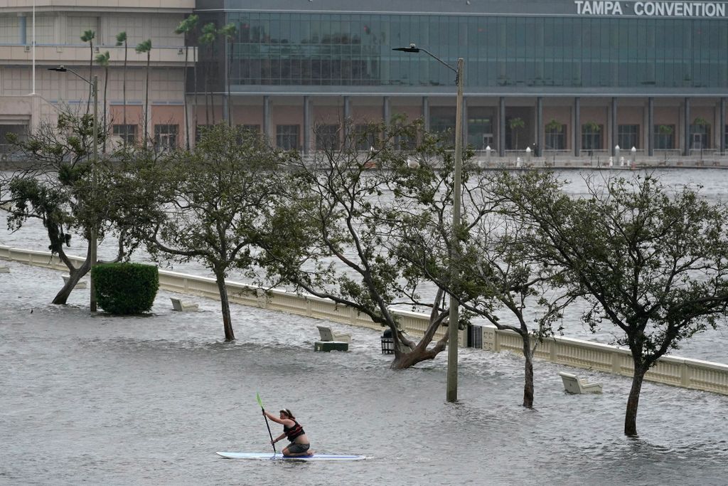 Florida, Idalia hurrikán, időjárás,   Tampa tengerparti sétányán 2023. augusztus 30-án, amikor az Idalia hurrikán 3-as kategóriájú viharként elérte Florida északnyugati részét.
MTI/AP/Chris O'Meara 