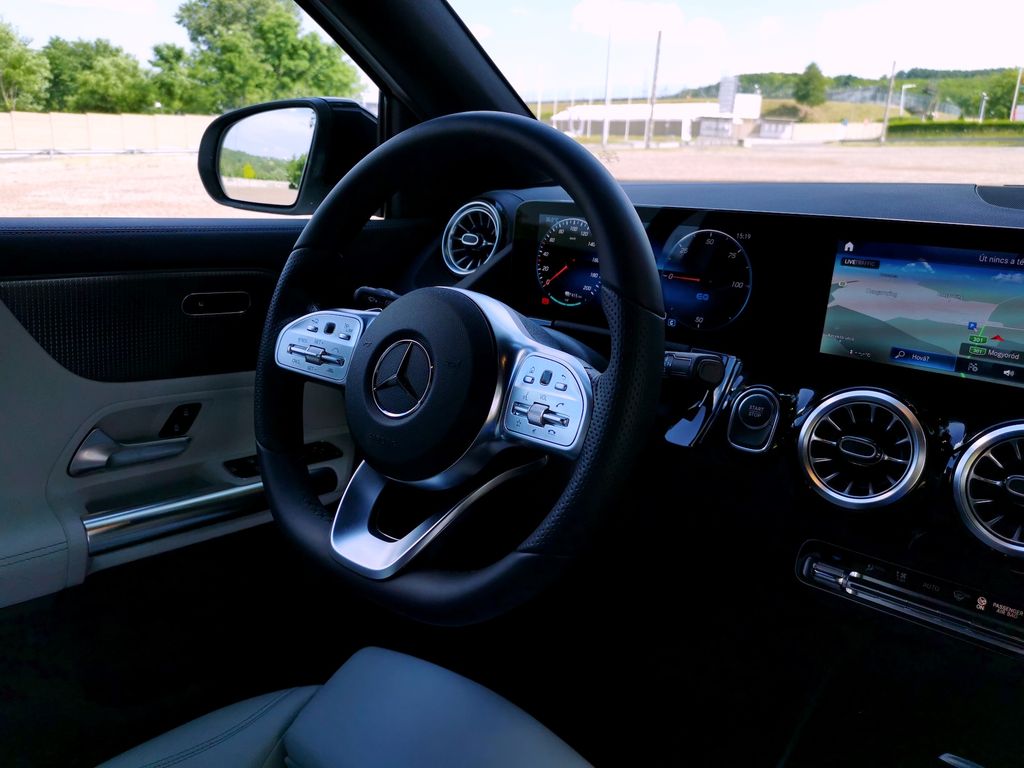 Mercedes-Benz EQA 250 teszt (2021) 